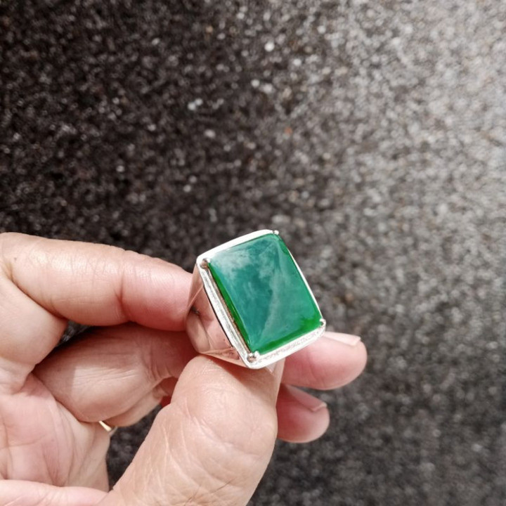 Anillo auténtico de jade birmano en plata de ley.