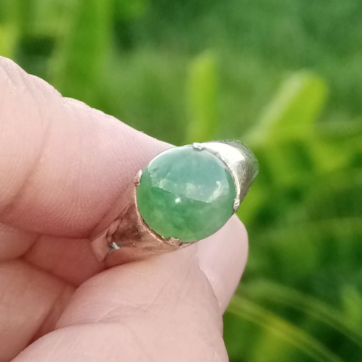 Anillo de jadeíta birmana auténtica tipo A en plata de ley.