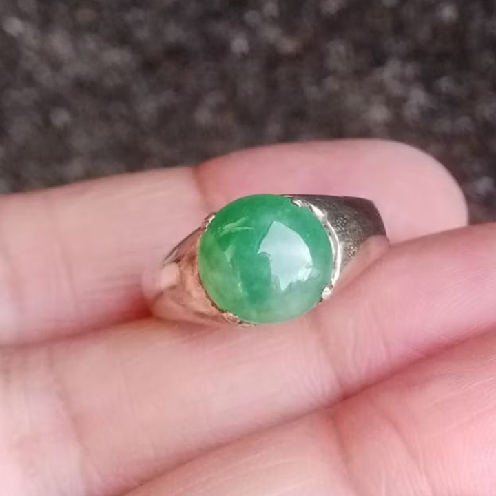 Anillo de jadeíta birmana auténtica tipo A en plata de ley.