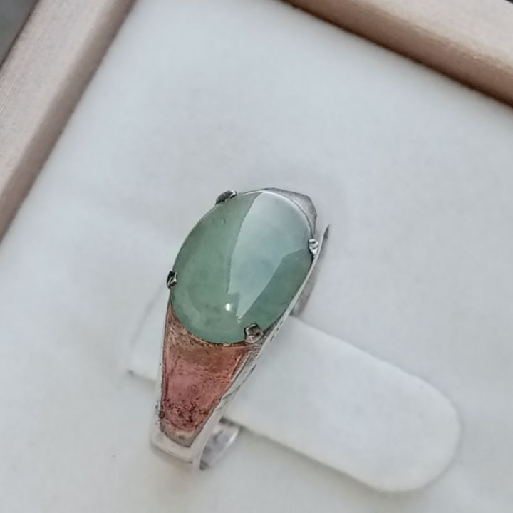 Anillo de jadeíta birmana auténtica tipo A en plata de ley.