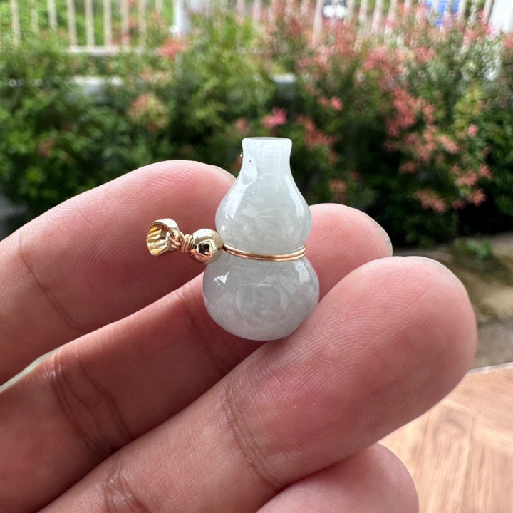 Jade Gourd Pendant: Attract Wealth and Good Fortune