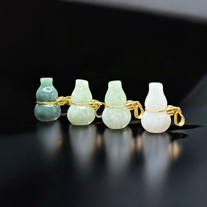 Jade Gourd Pendant: Attract Wealth and Good Fortune