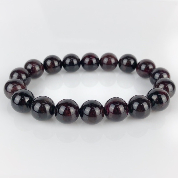 Pulsera de granate natural: Suerte y estilo en rojo intenso.