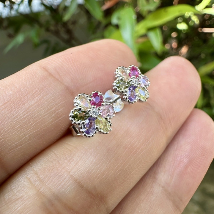 Pendientes de plata de ley con forma de flor y circonita cúbica brillante