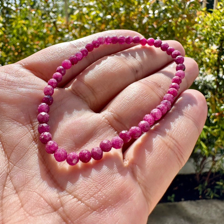 Pulsera de rubíes radiantes: facetas naturales, piedras preciosas de 4 mm.