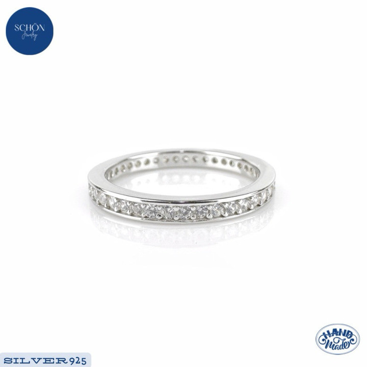 Anillo brillante de plata de ley con circonitas cúbicas y baño de oro blanco.