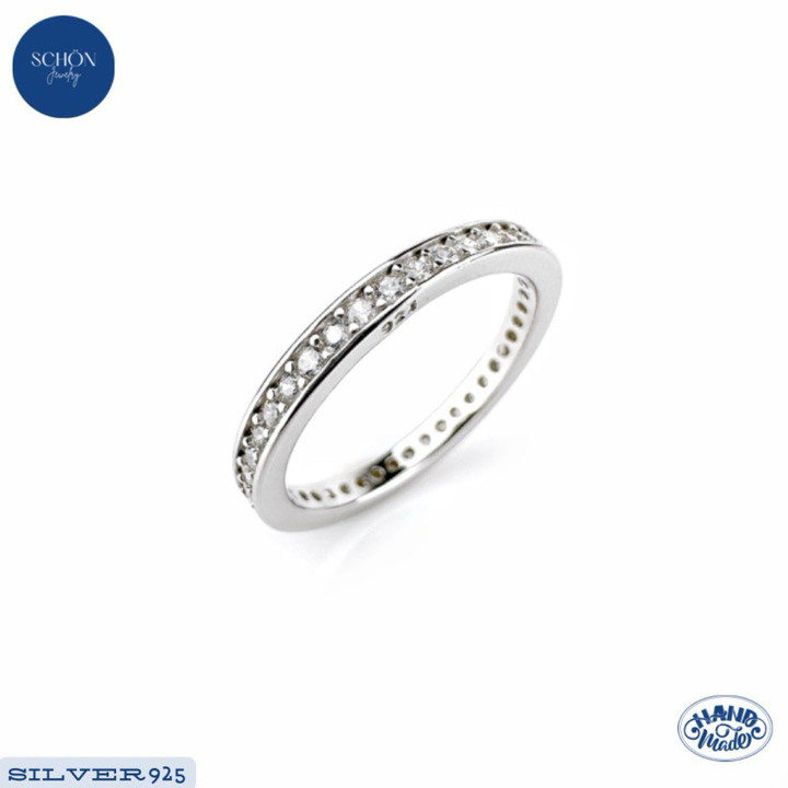 Anillo brillante de plata de ley con circonitas cúbicas y baño de oro blanco.