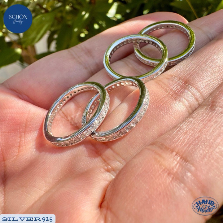 Anillo brillante de plata de ley con circonitas cúbicas y baño de oro blanco.