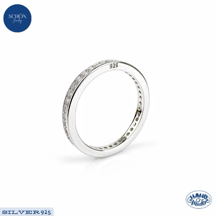 Anillo brillante de plata de ley con circonitas cúbicas y baño de oro blanco.