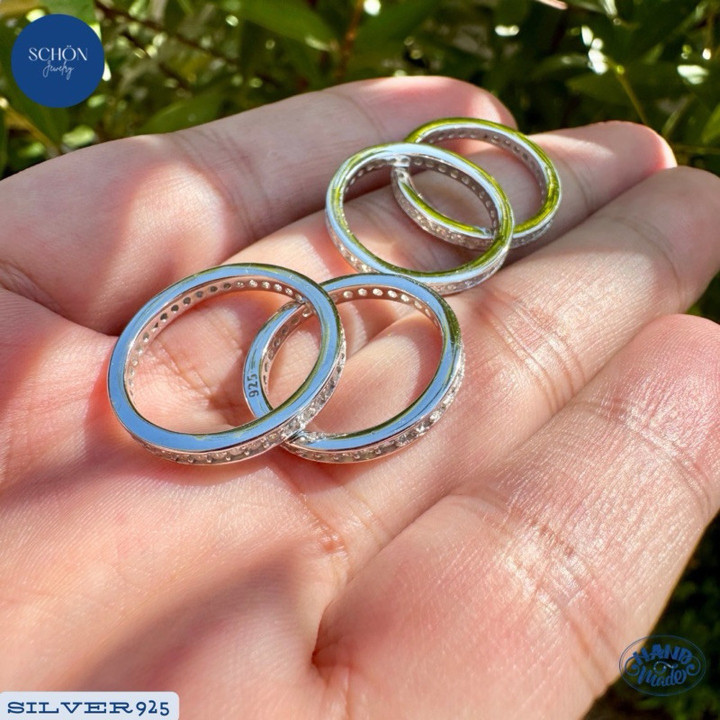 Anillo brillante de plata de ley con circonitas cúbicas y baño de oro blanco.