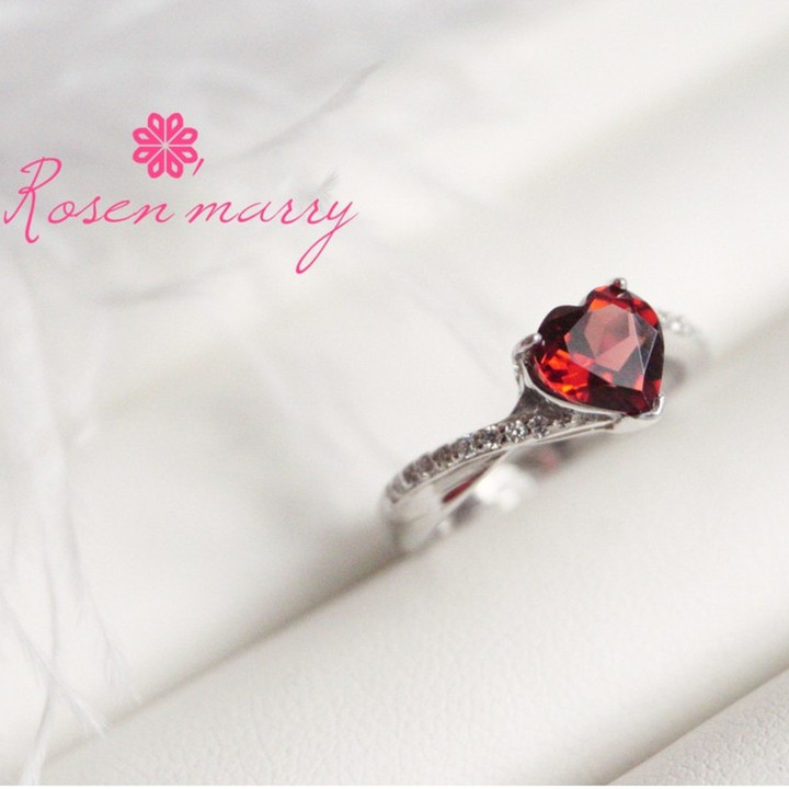Bague Cœur Grenat | Argent Sterling et design croisé