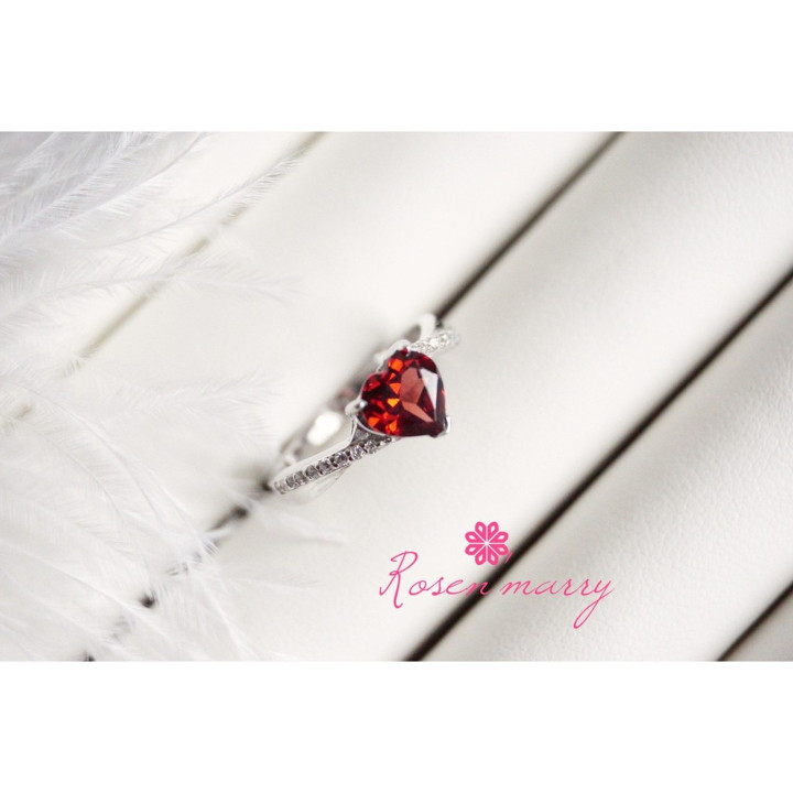 Bague Cœur Grenat | Argent Sterling et design croisé