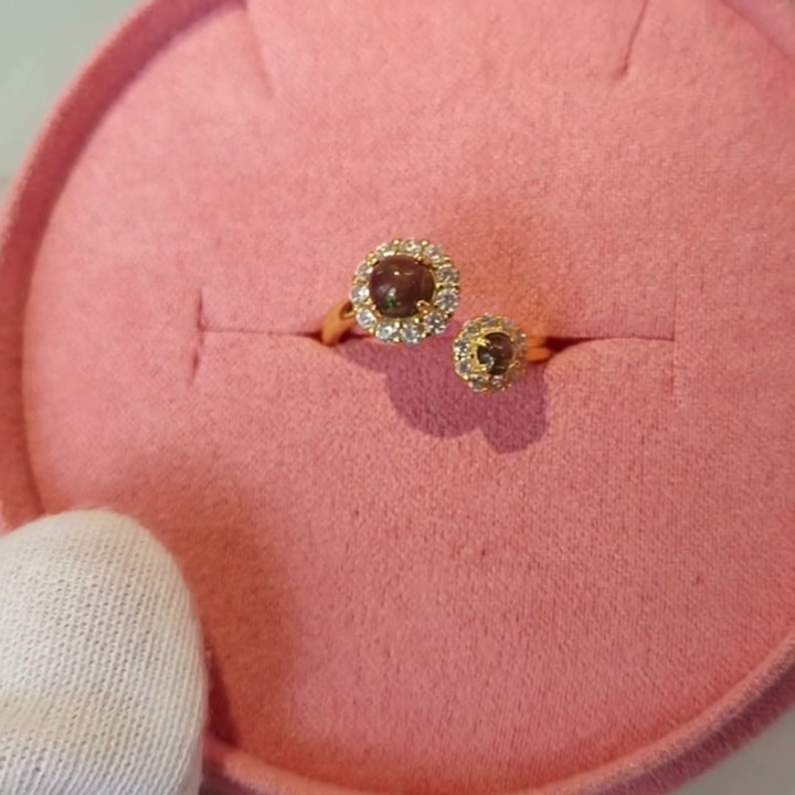 Bague en argent sterling ornée d'une opale noire et d'un saphir vert