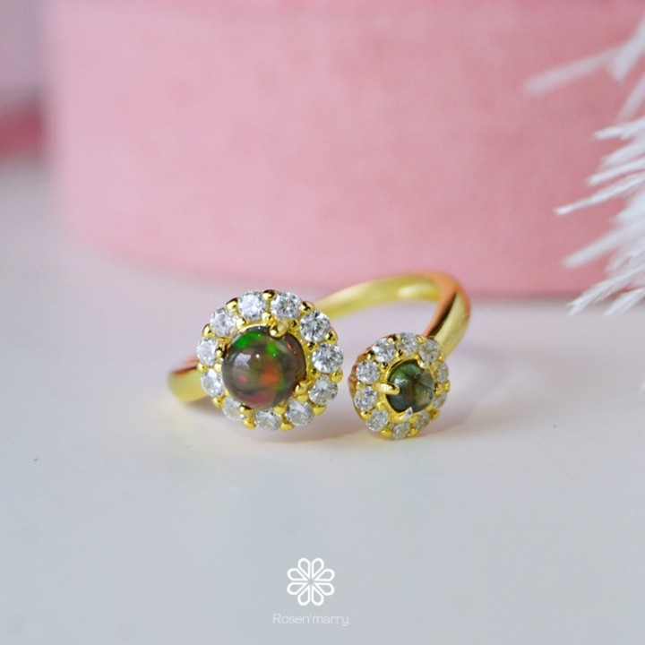 Bague en argent sterling ornée d'une opale noire et d'un saphir vert