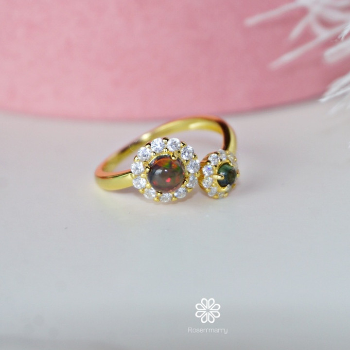 Bague en argent sterling ornée d'une opale noire et d'un saphir vert