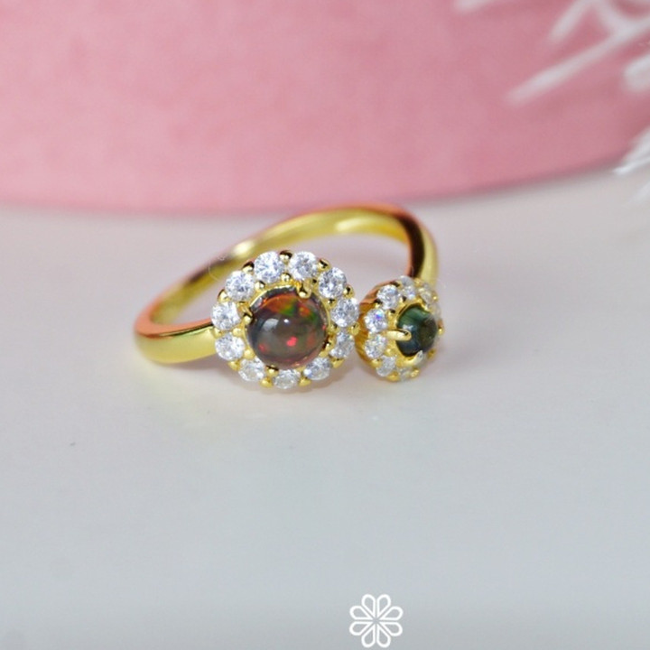 Bague en argent sterling ornée d'une opale noire et d'un saphir vert