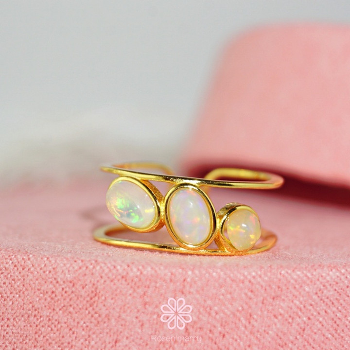 Bague en opale véritable, sertie dans de l'argent sterling plaqué or.