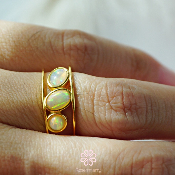 Bague en opale véritable, sertie dans de l'argent sterling plaqué or.