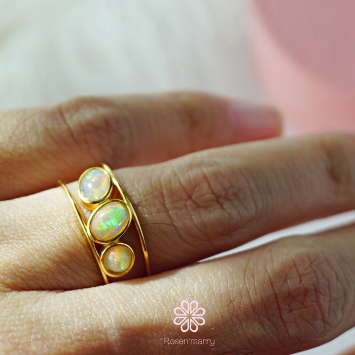 Bague en opale véritable, sertie dans de l'argent sterling plaqué or.