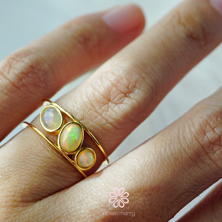 Bague en opale véritable, sertie dans de l'argent sterling plaqué or.