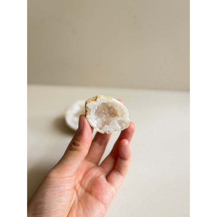 White Quartz Geode: Natural Crystal for Healing and Positive Energy