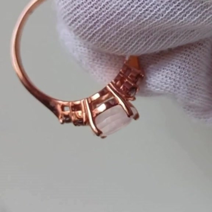 Ring aus Sterlingsilber mit rosa Rosenquarz und Zirkon