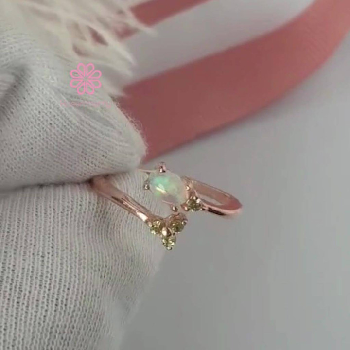 Ring aus Sterlingsilber mit Rohopal und Peridot – Geburtsstein für Oktober
