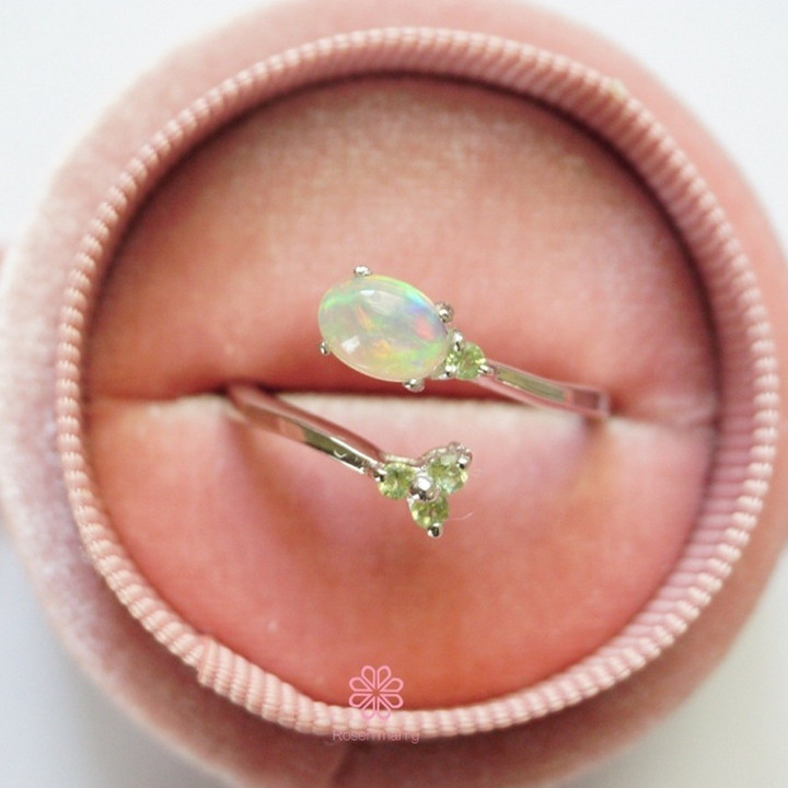 Ring aus Sterlingsilber mit Rohopal und Peridot – Geburtsstein für Oktober