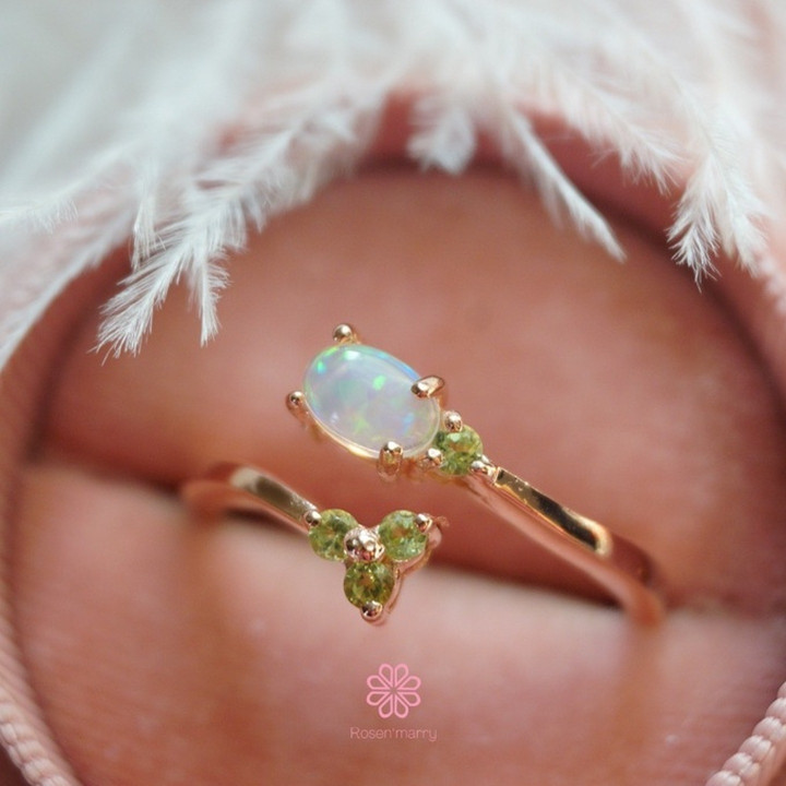 Ring aus Sterlingsilber mit Rohopal und Peridot – Geburtsstein für Oktober