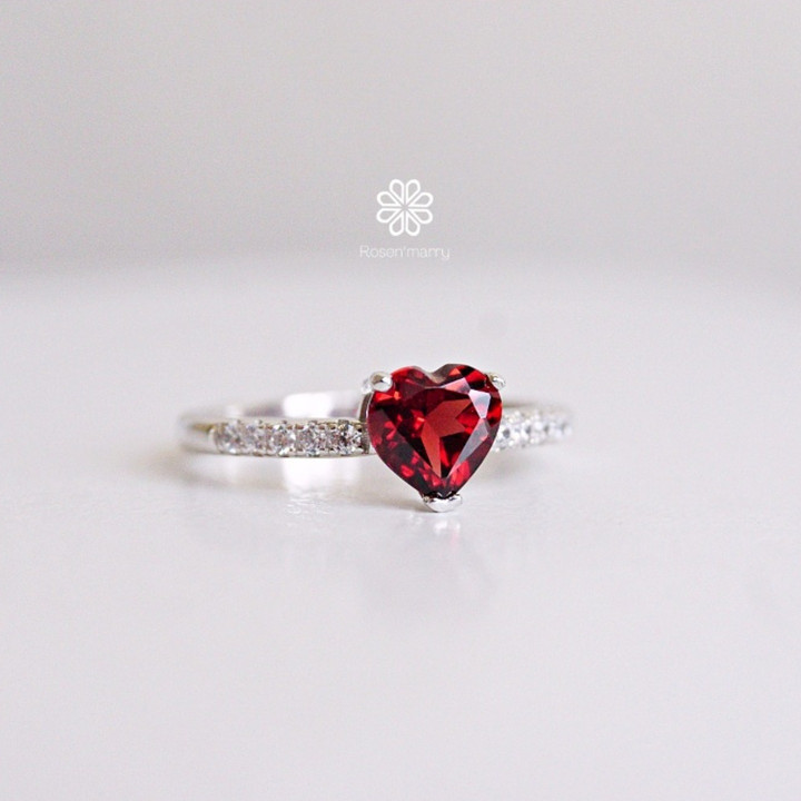 Herzring mit rohem Granat | 925er Sterlingsilber, weißvergoldet