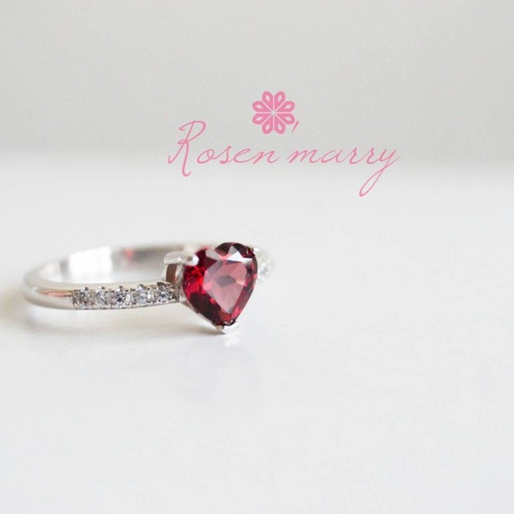 Herzring mit rohem Granat | 925er Sterlingsilber, weißvergoldet
