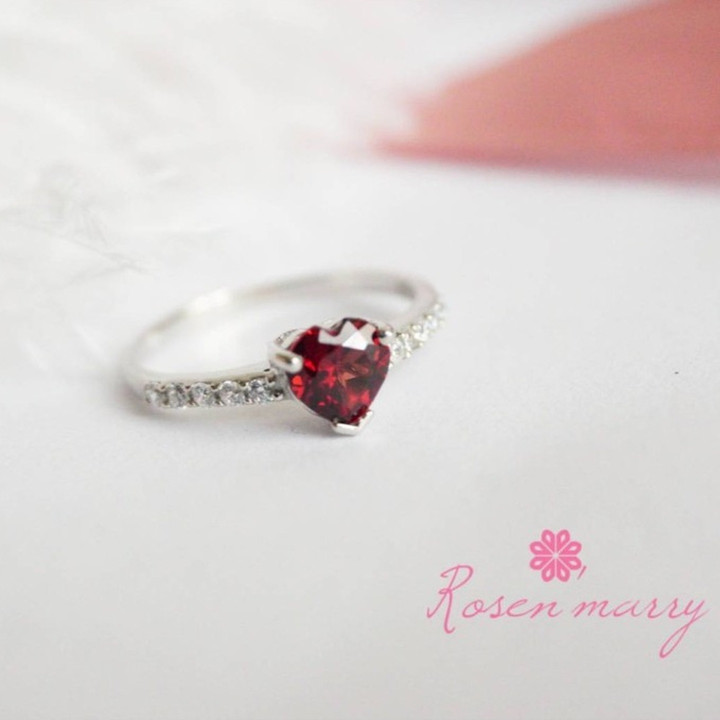 Herzring mit rohem Granat | 925er Sterlingsilber, weißvergoldet