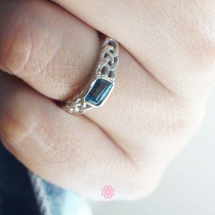 Ring aus Sterlingsilber mit London Blue Topas – authentisch und strahlend