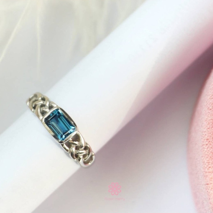 Ring aus Sterlingsilber mit London Blue Topas – authentisch und strahlend