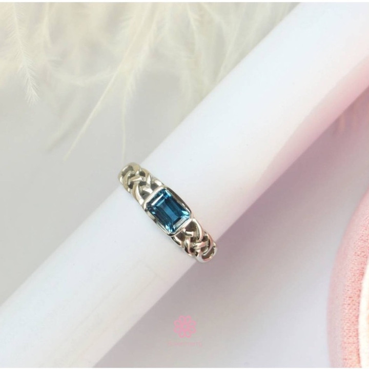 Ring aus Sterlingsilber mit London Blue Topas – authentisch und strahlend