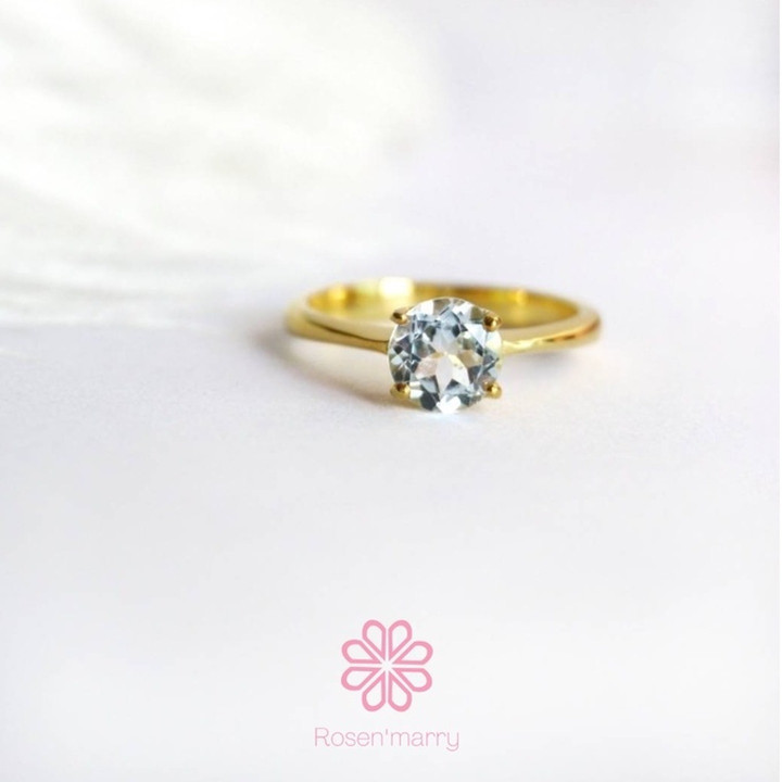 Ring mit hellblauem Topas in Sterlingsilber und vergoldet