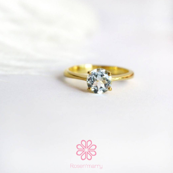 Ring mit hellblauem Topas in Sterlingsilber und vergoldet