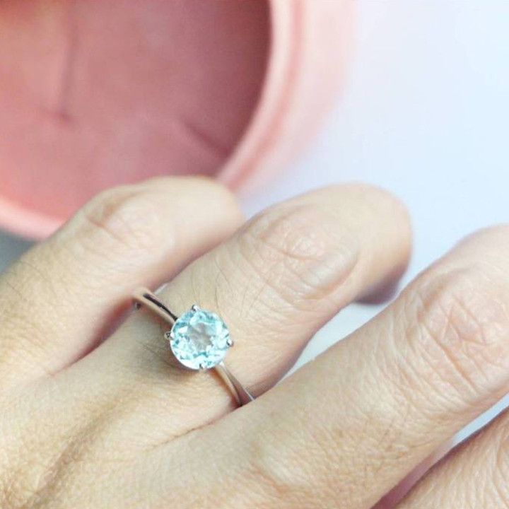 Ring mit hellblauem Topas in Sterlingsilber und vergoldet