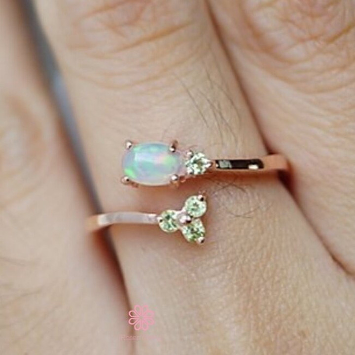 Ring aus Rohopal und Peridot in Roségoldplattierung