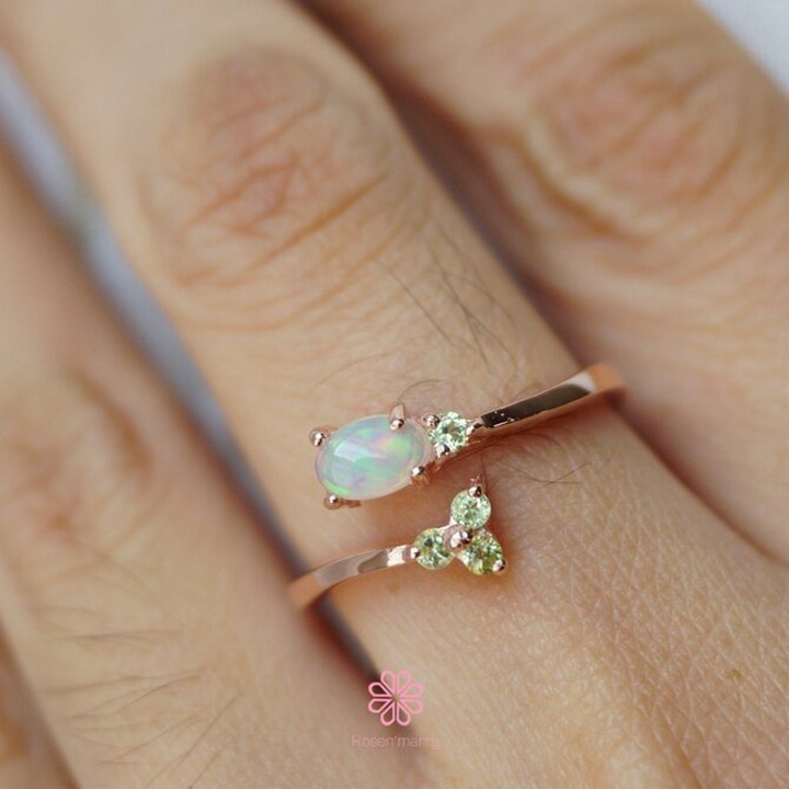 Ring aus Rohopal und Peridot in Roségoldplattierung