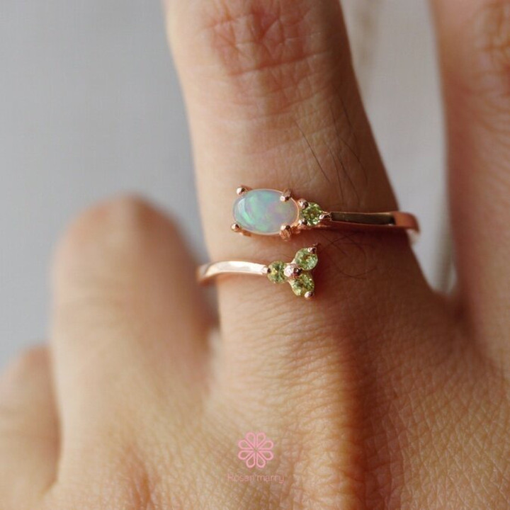 Ring aus Rohopal und Peridot in Roségoldplattierung