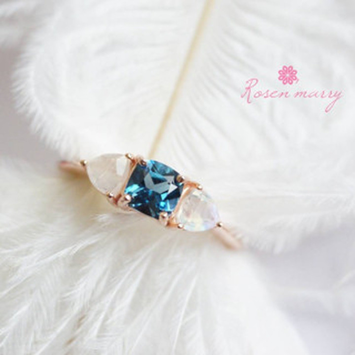 Ring mit London Blue Topas und Sky Blue Moonstone in Roségold und Sterlingsilber