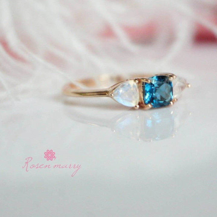 Ring mit London Blue Topas und Sky Blue Moonstone in Roségold und Sterlingsilber