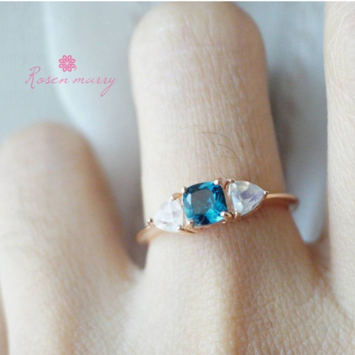 Ring mit London Blue Topas und Sky Blue Moonstone in Roségold und Sterlingsilber