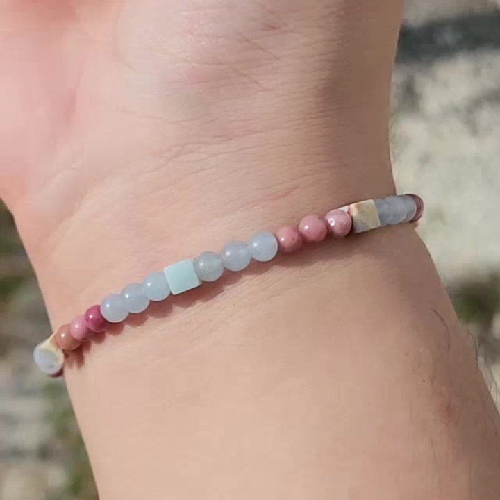 Pulsera de rodonita y aguamarina: Suerte, amor y plenitud.