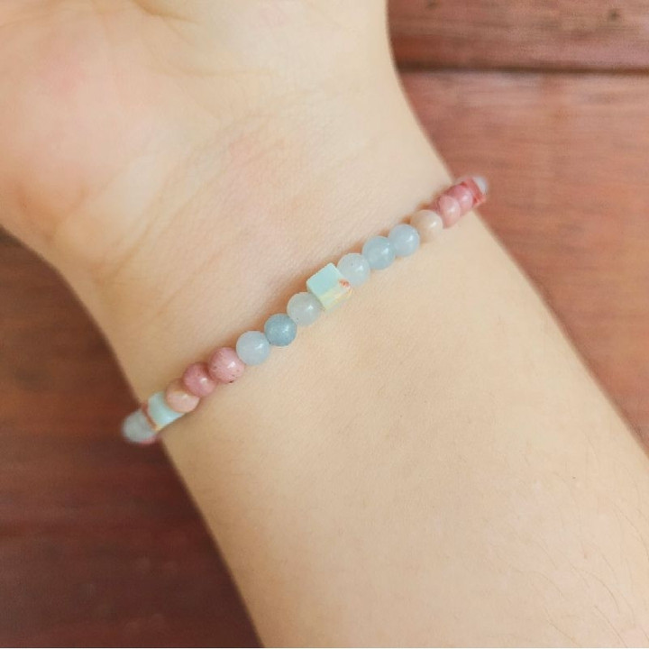 Pulsera de rodonita y aguamarina: Suerte, amor y plenitud.