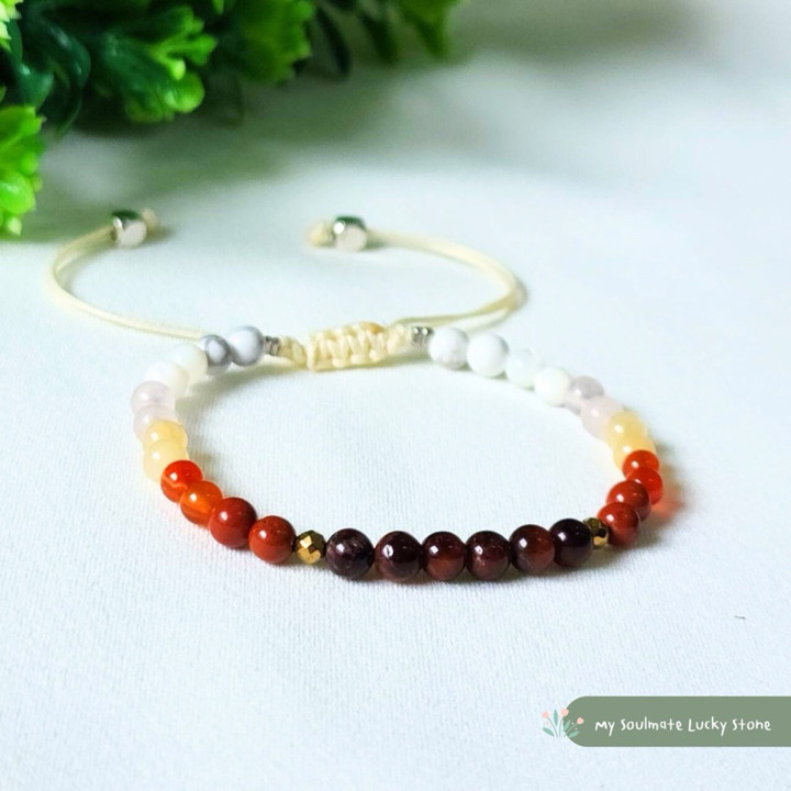 Pulsera de piedras rojas y blancas: Coraje, éxito, equilibrio y suerte.