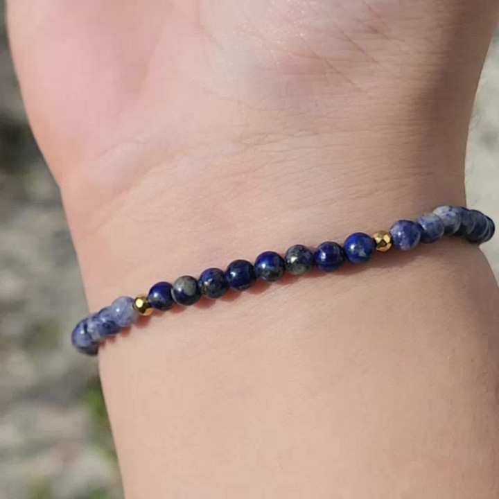 Pulsera de lapislázuli: Potencia la creatividad y la fortuna.