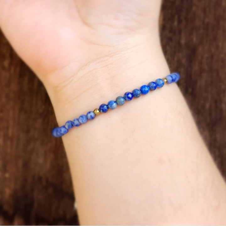 Pulsera de lapislázuli: Potencia la creatividad y la fortuna.