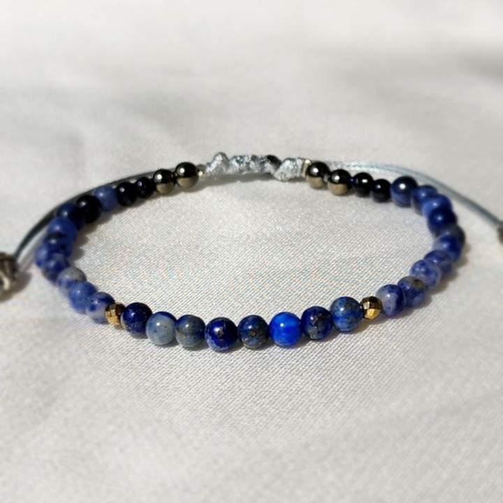 Pulsera de lapislázuli: Potencia la creatividad y la fortuna.
